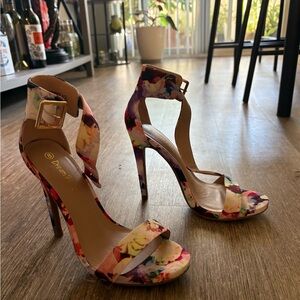 Dream Pairs Floral Heels nwot